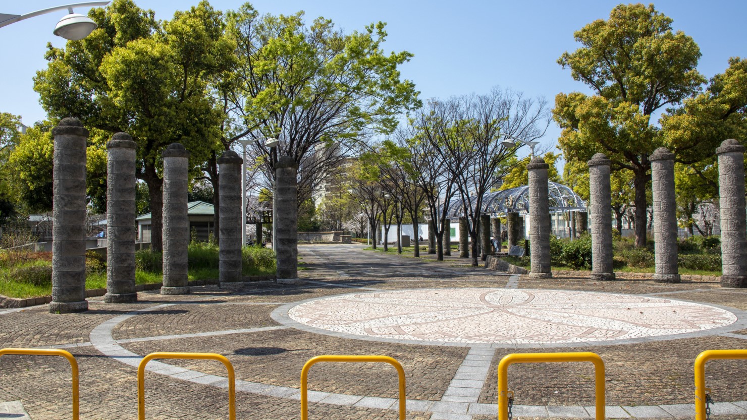 浪速公園の入り口広場の様子