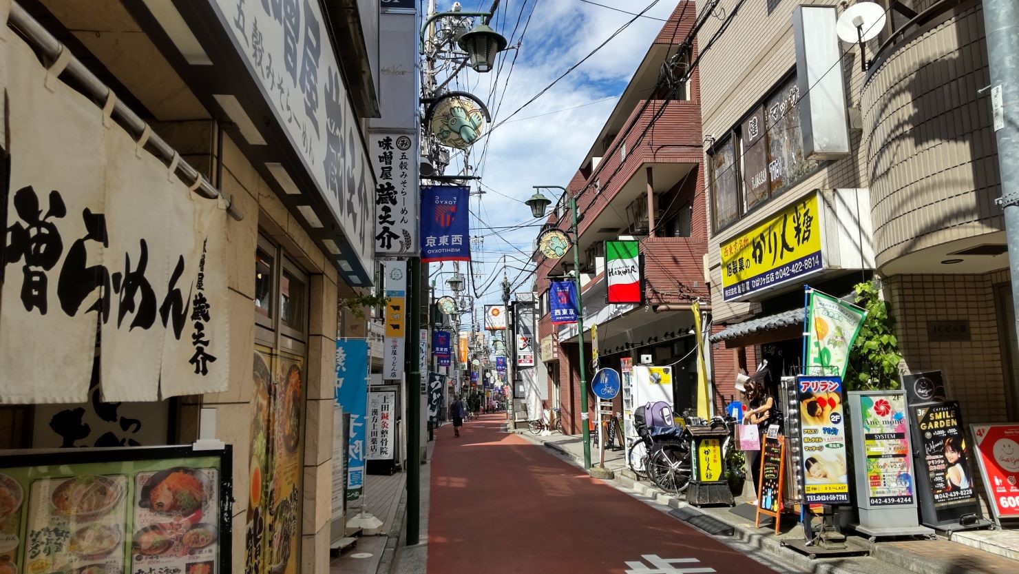 多くの店舗が立ち並ぶ「ひばりが丘北口商店街」　© 内藤和也