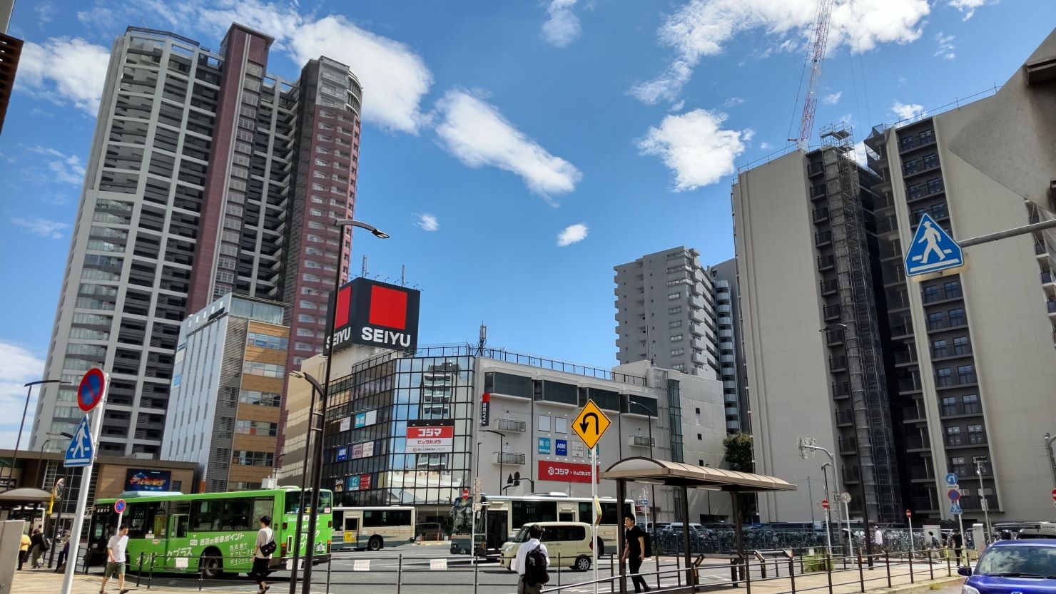 ひばりヶ丘駅南口側の「西友ひばりヶ丘店」　© 内藤和也