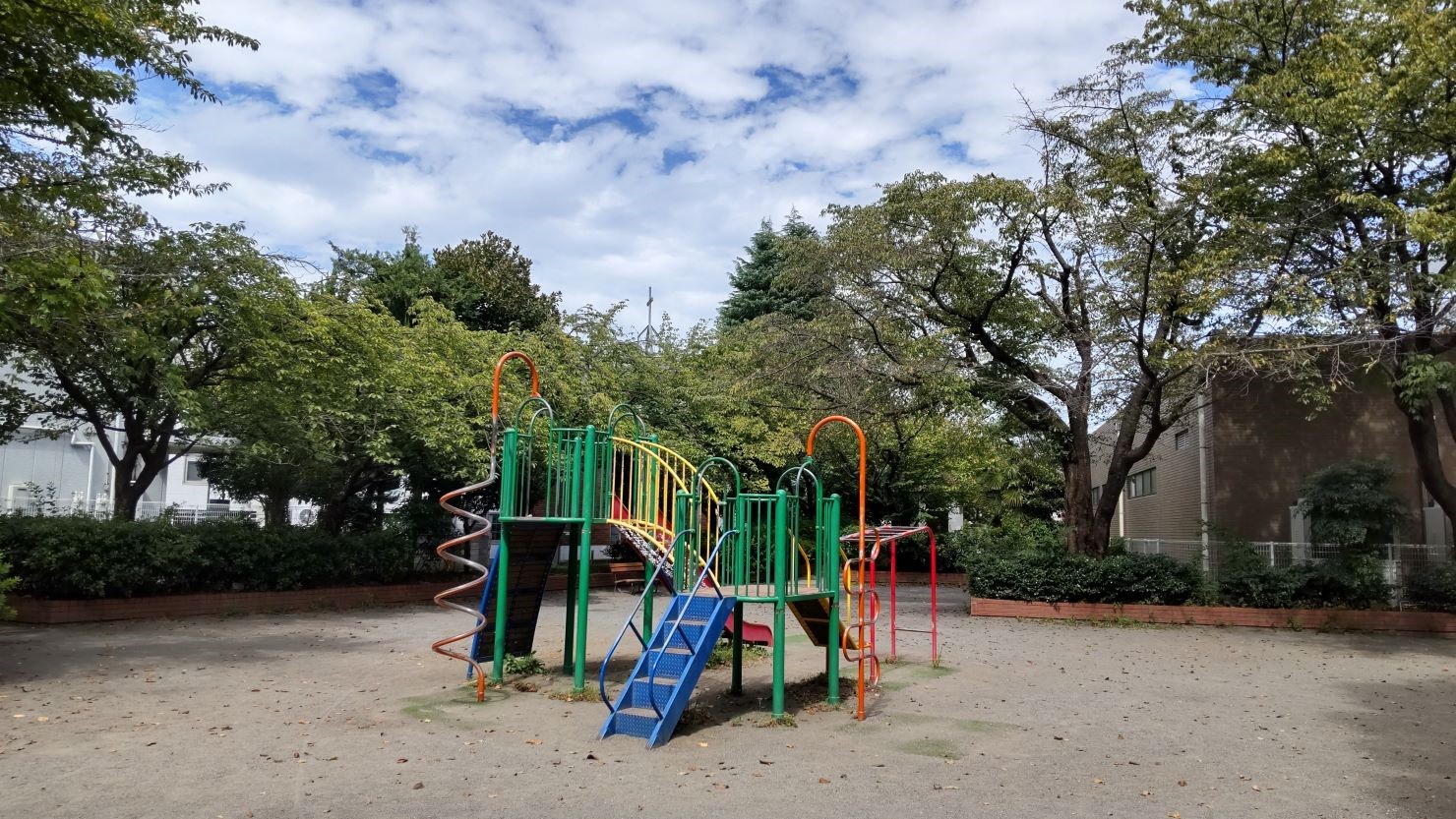 木々が生い茂る「ひばりが丘公園」　© 内藤和也