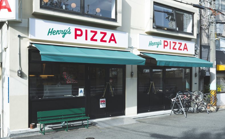 大阪・谷町四丁目にカルチャーの発信地が誕生！世界的に活躍するグラフィックアーティストが手がけるNYスタイルのピザ屋『Henry’s PIZZA』とは？