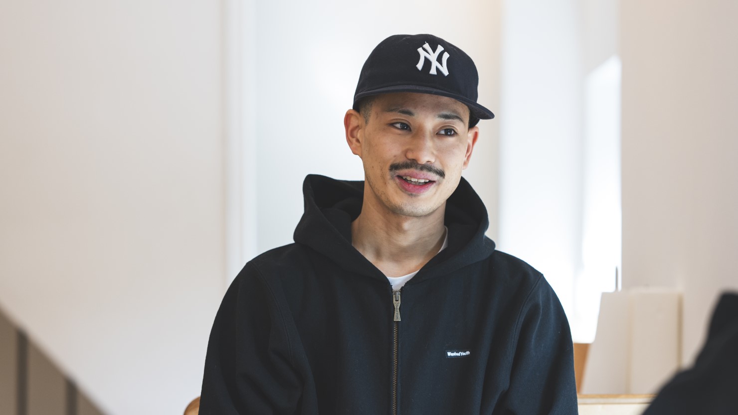 堺市出身の店長・新名雅大さん。働き始めてからは谷町住人になったそう