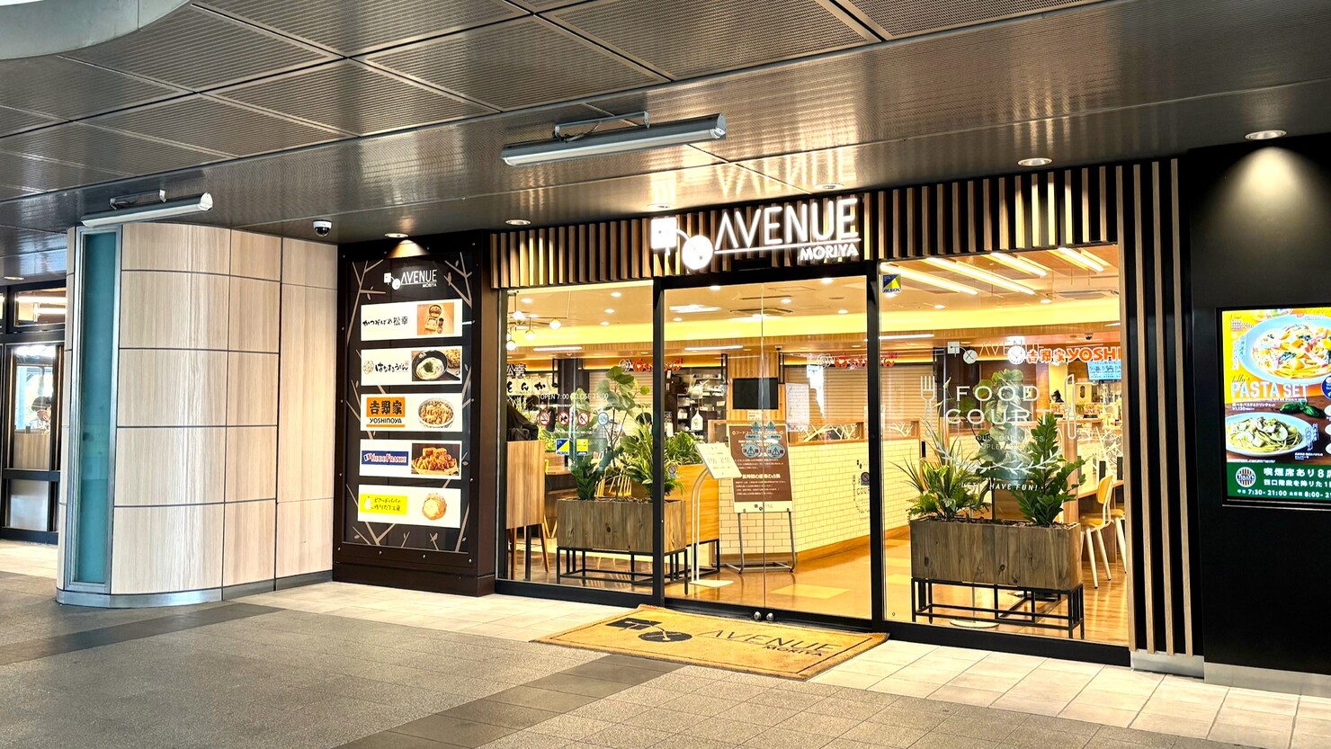 守谷駅構内のフードコート　©なのはな