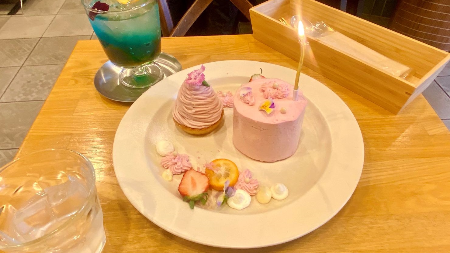 デザートプレートとオリジナルカクテル・ボラリスブルームーン