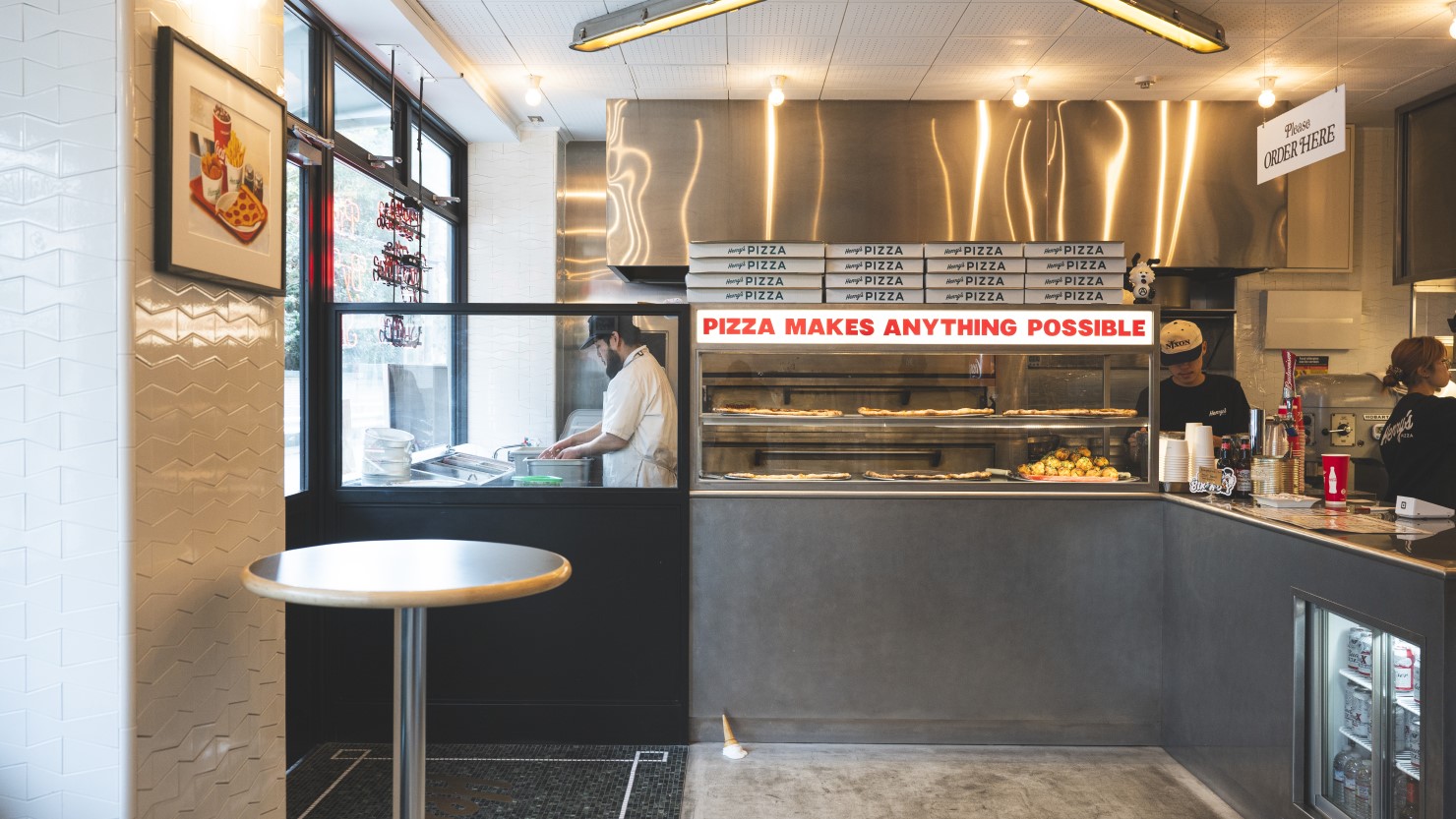 ピザを作ることができるのは新名さん以外に、元『PIZZA SLICE』出身のスタッフも在籍。1Fのカウンターで注文をして商品を受け取り、セルフサービスのドリンクを入れて席に着くところもNYスタイル