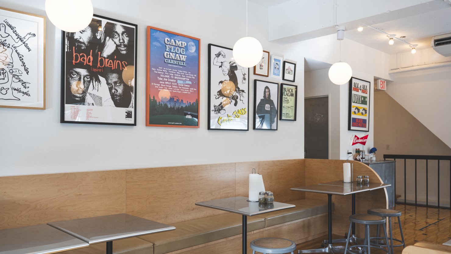  1階から続く階段を上がると、イートインスペースに。壁にはVERDYさんにまつわるポスターが展示されています