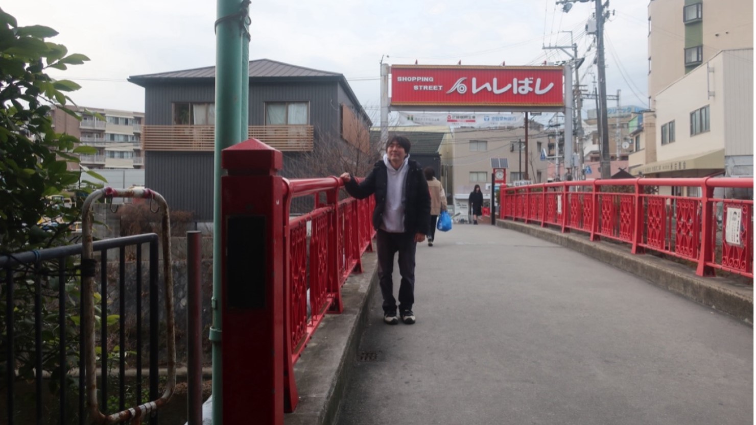 石橋阪大前駅から北西に進むと見えてくる赤い橋。箕面川に架かる箕面川橋。通称・赤い橋