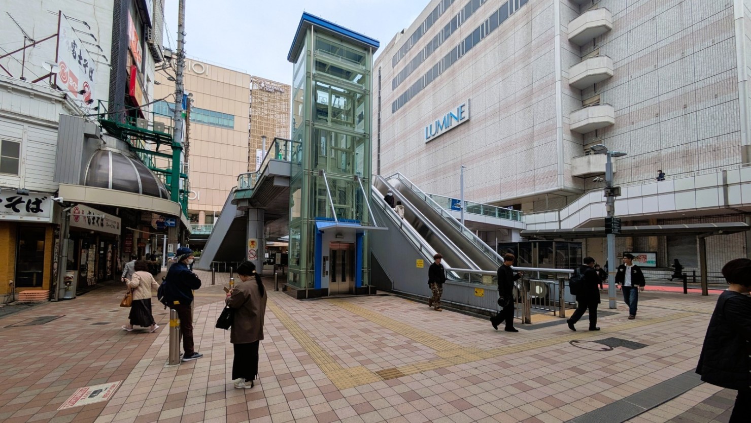 北千住駅の西口を出て、ルミネを背にして左の商店街へ向かう