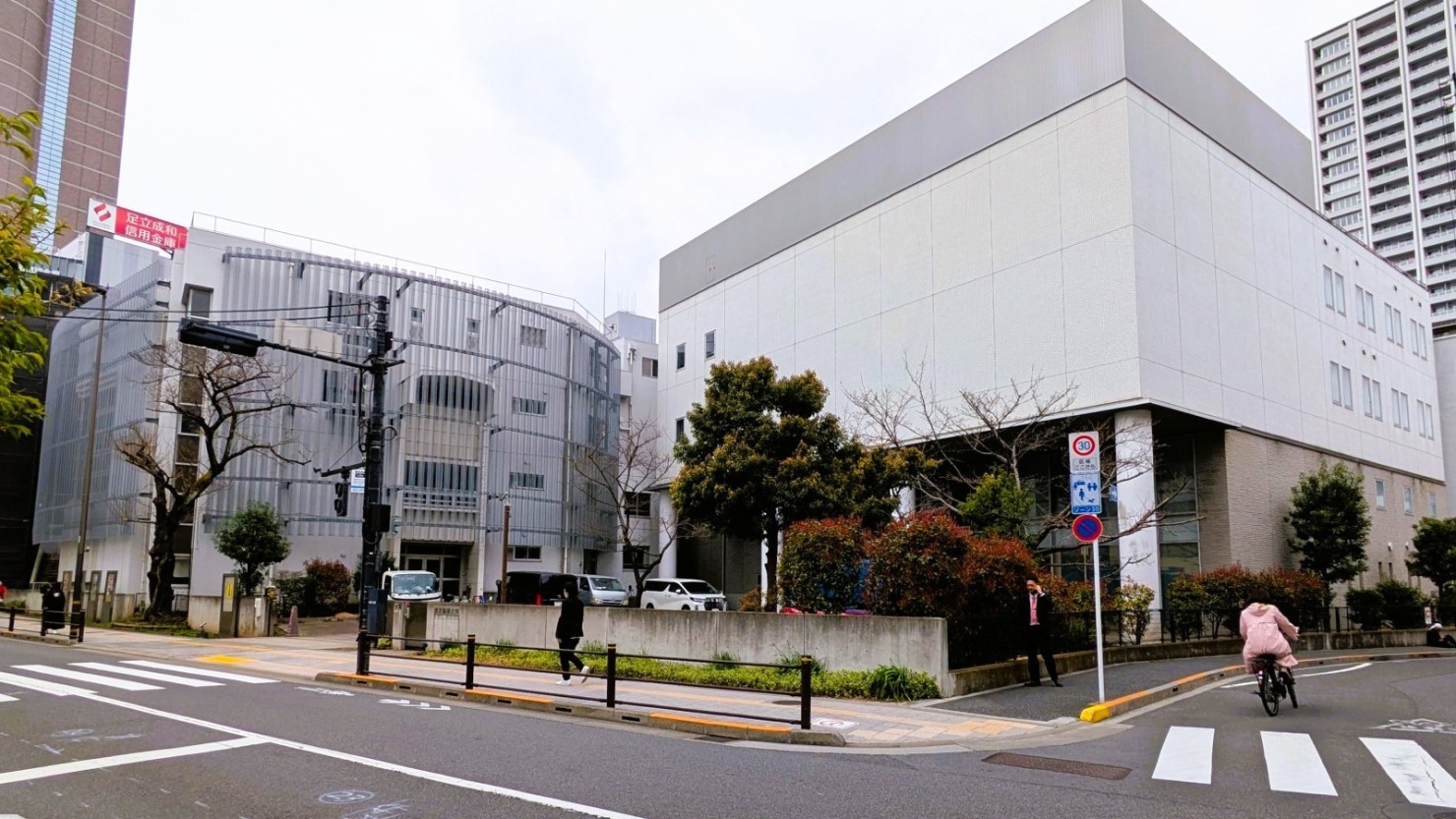 東京藝術大学の千住キャンパスが目印。かつて小学校だった場所につくられました