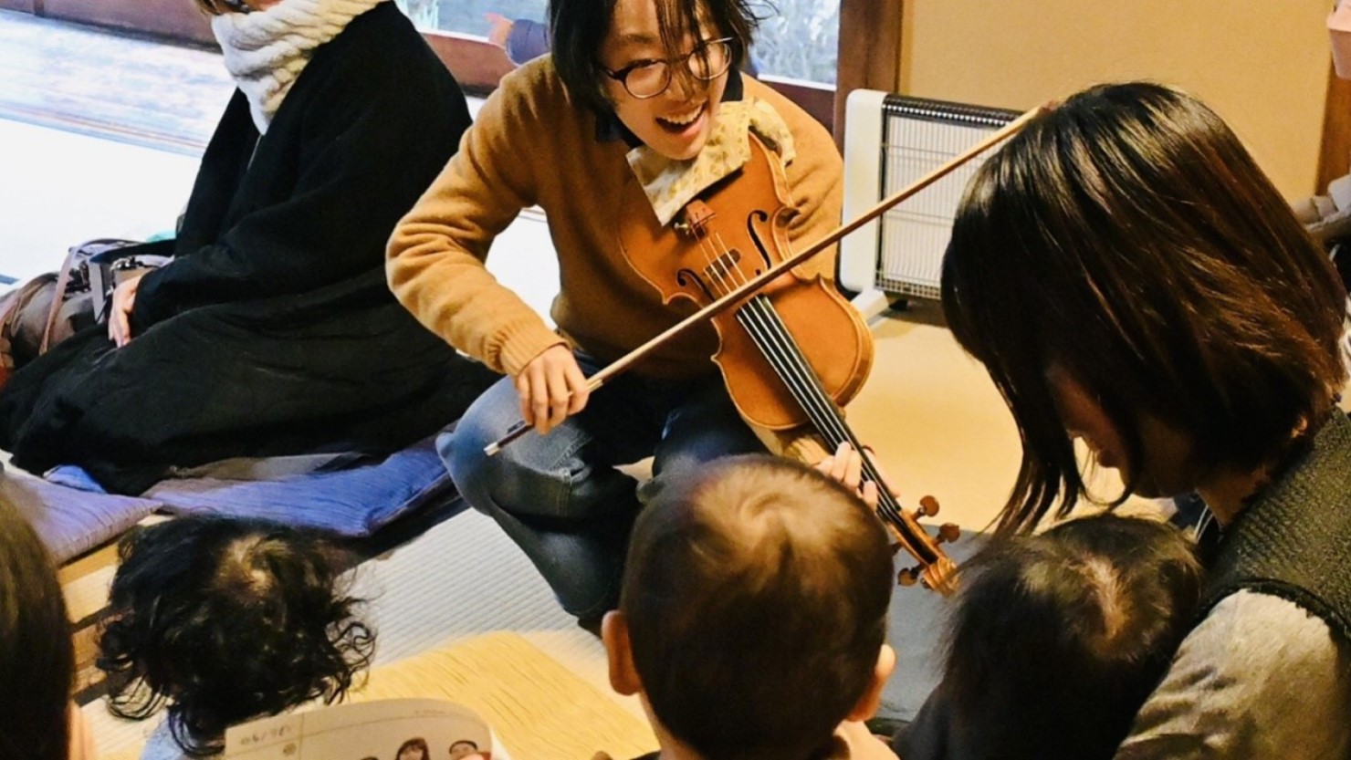 赤ちゃん向けのコンサートで演奏するヴァイオリニストの北澤華蓮さん