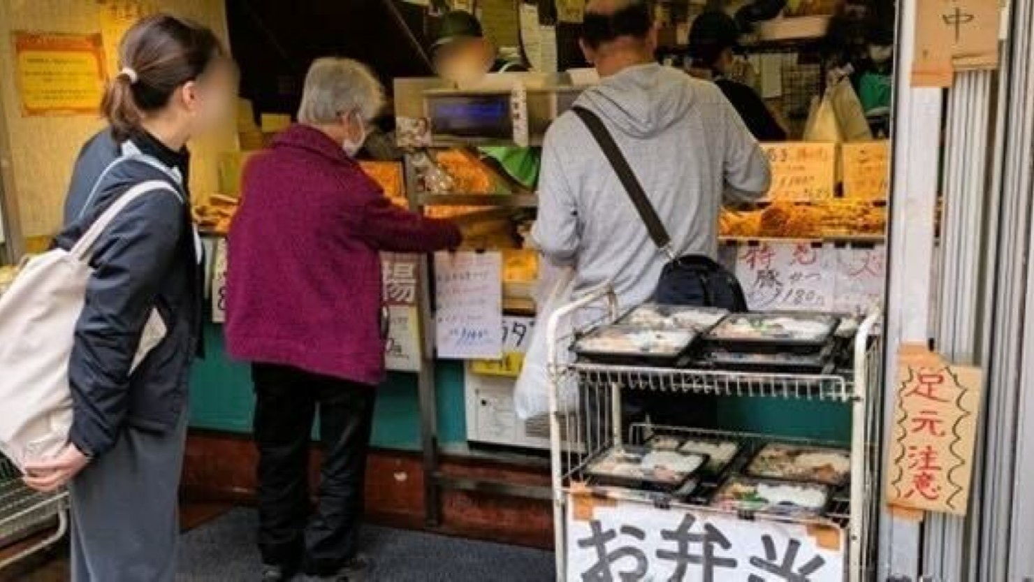 商店街の揚げ物屋さんは、弁当も人気です