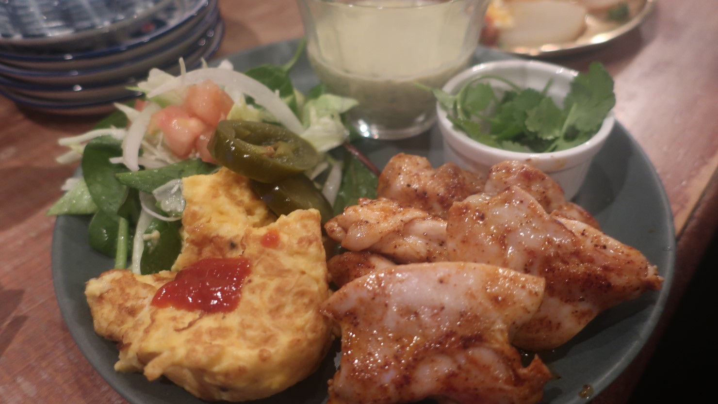 「鶏ももスパイス自家製ホワイトソース」。グラスに入っているのがソース。ソースをかけてハラペーニョと一緒に食べても美味