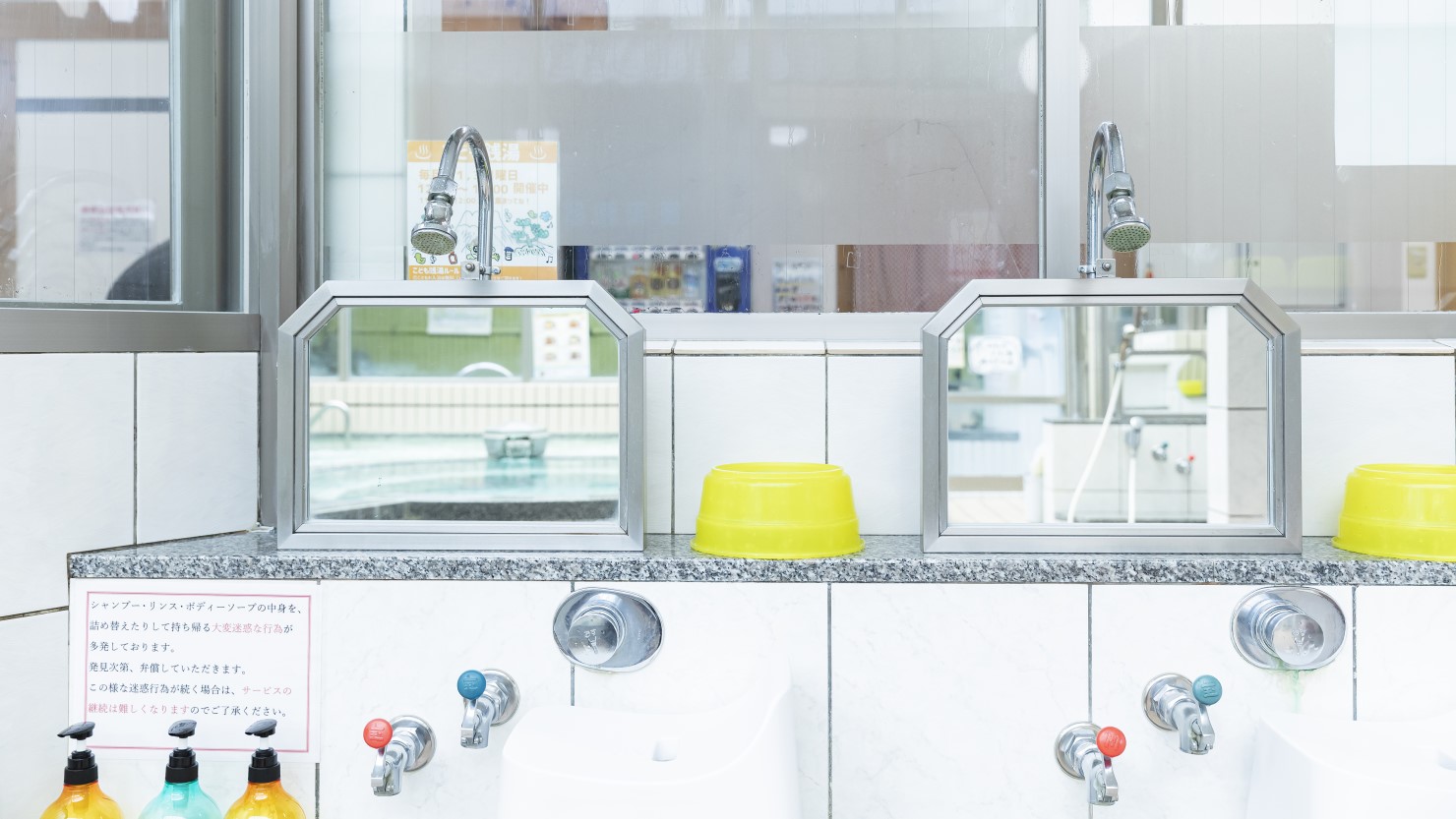 浴室は隅々まで手入れされた清潔感のある空間