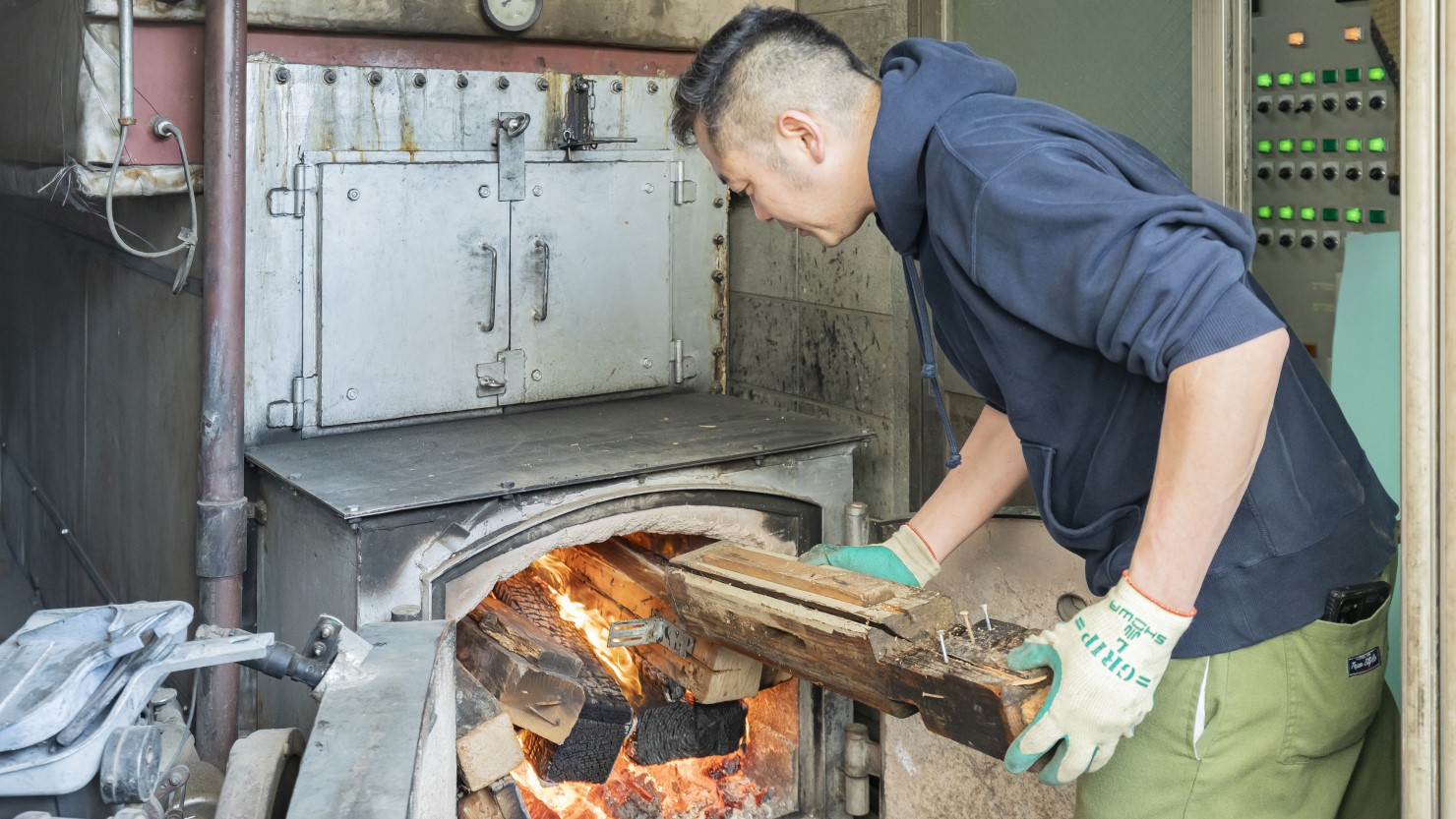 特に冬の時期は、温度が下がらないよう常に薪をくべて温度調節をしている