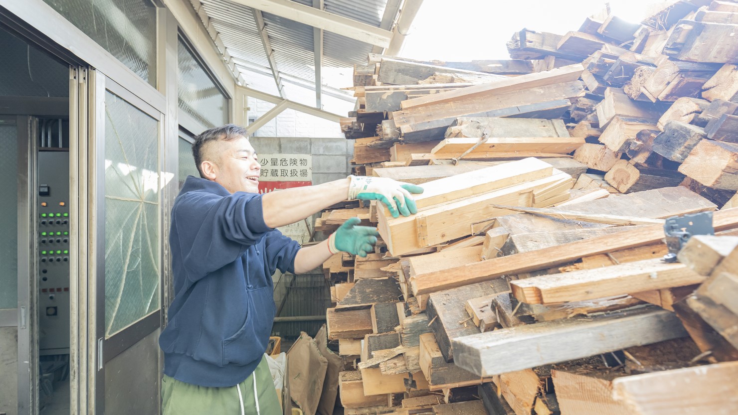 解体事業社から届く薪を人の手でカット。撮影時は、約4〜5日分の薪があった