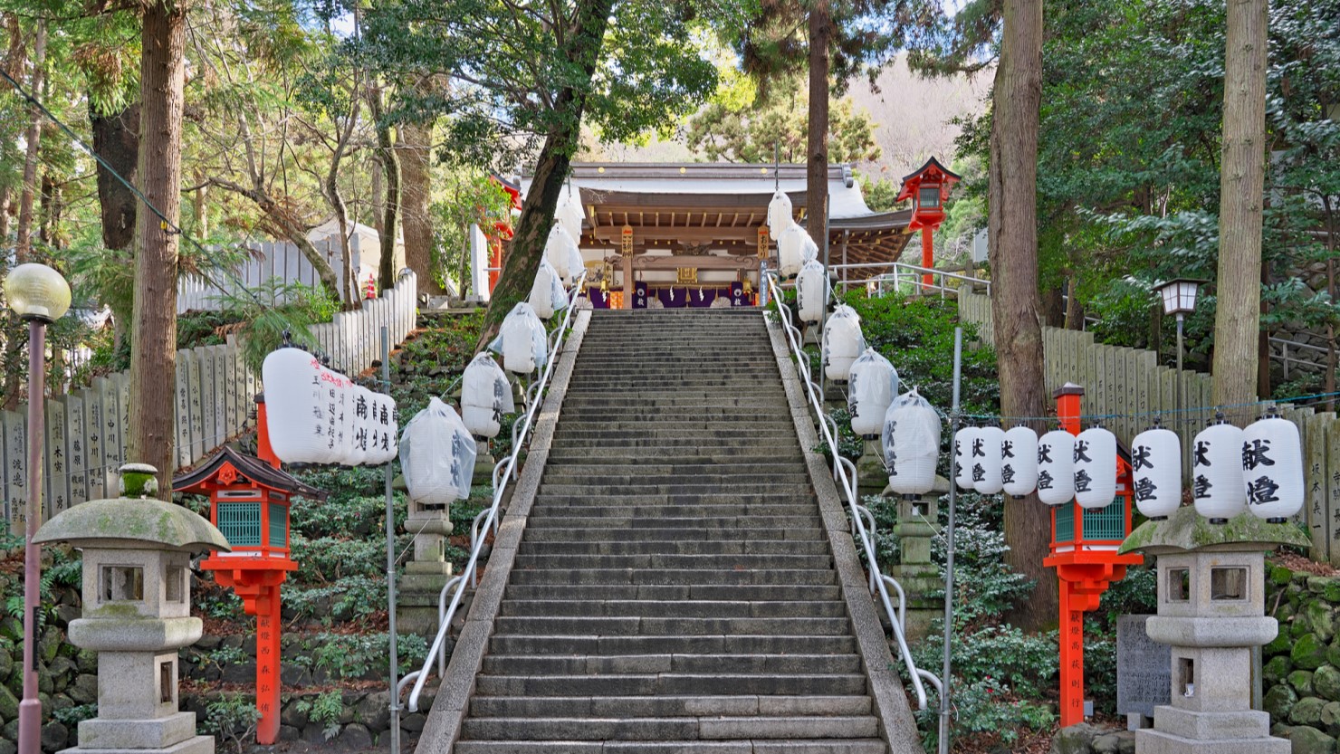 枚岡神社の本堂へ続く石段の様子 毎月1日に祭りが開催されるなど、神事祭典が定期的に開催されている