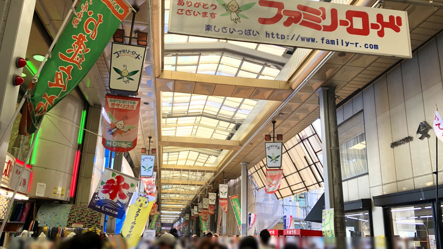 八尾ファミリーロード商店街での祭りの様子