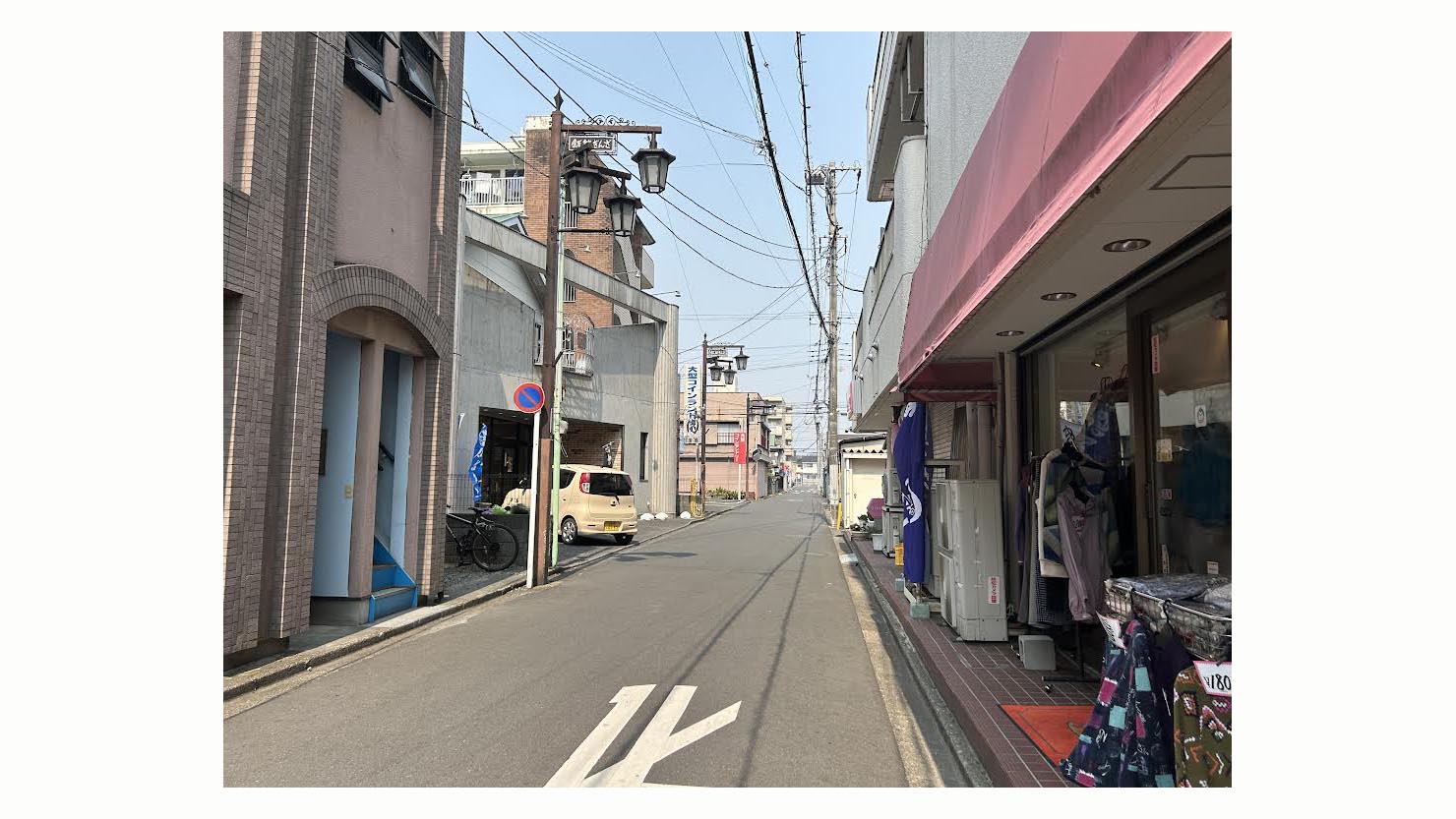 右手にブティック、左手に肉屋が見える