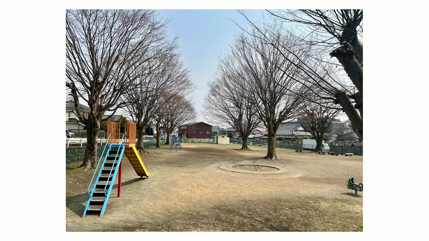 住宅街に囲まれた玉宝公園