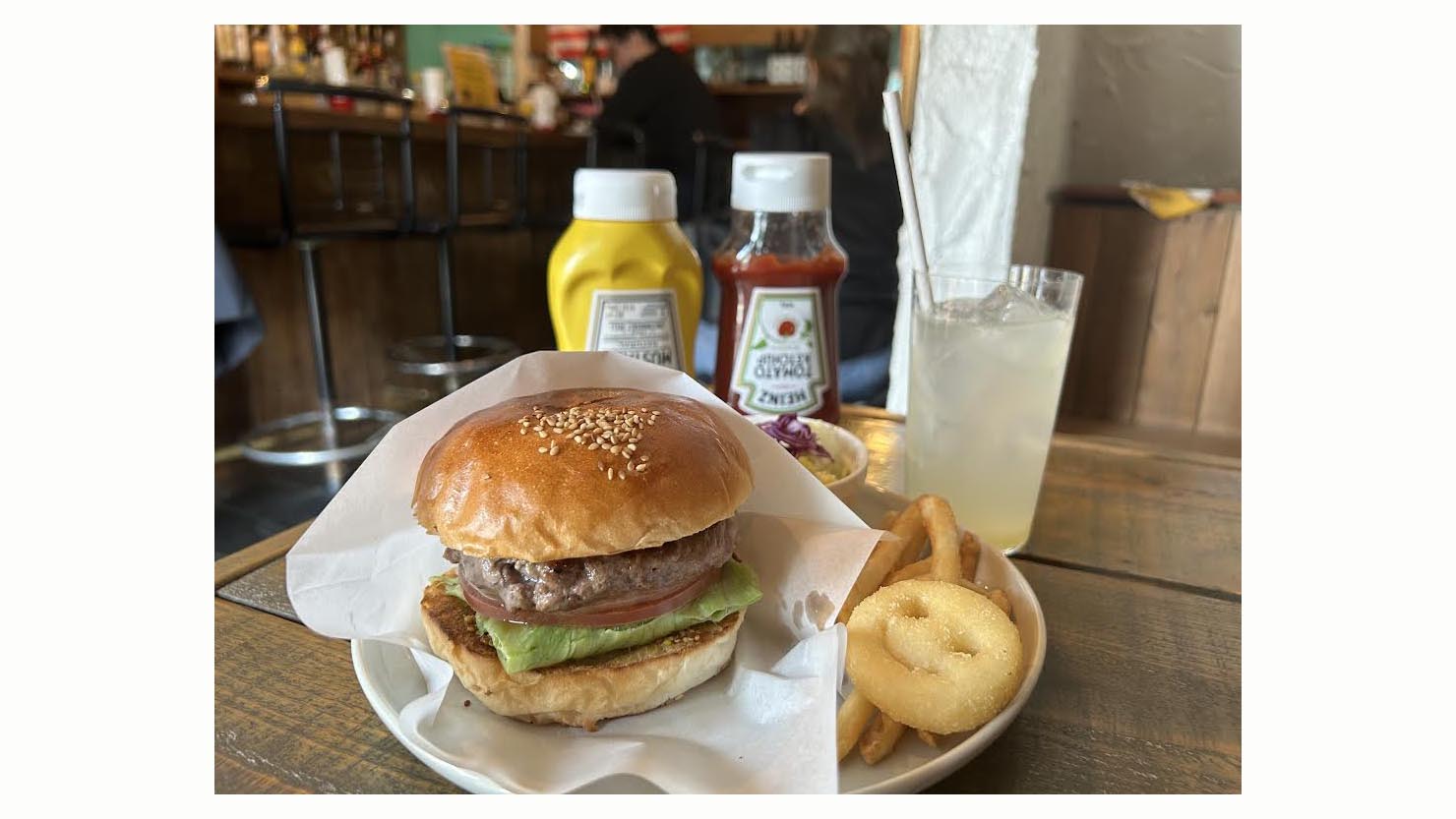 レタスが綺麗に折りたたまれ、上品さを感じるバーガー