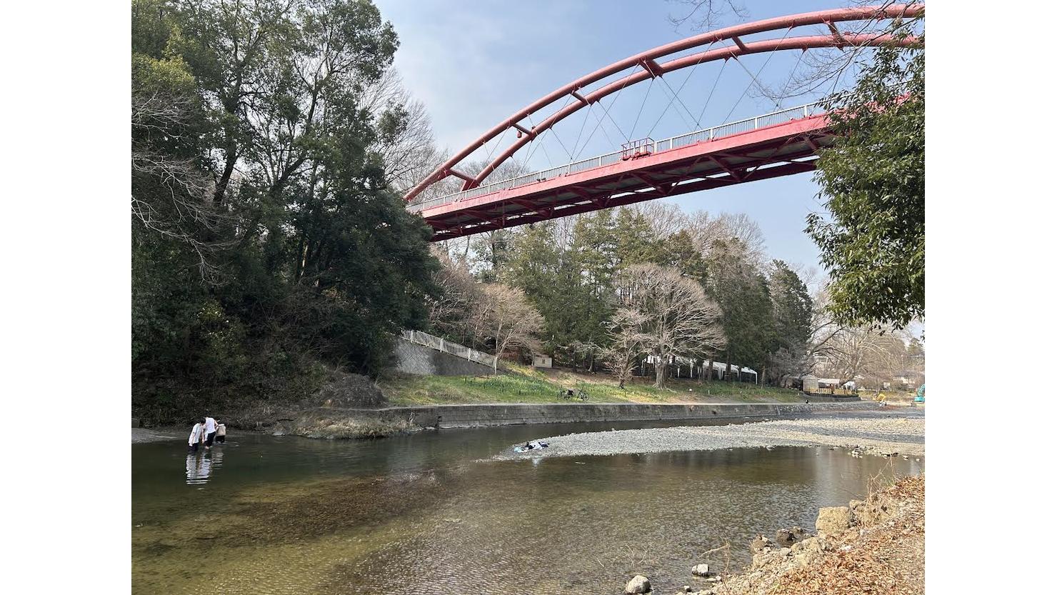夜間はライトアップされる割岩橋