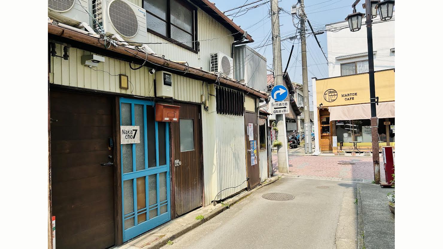 ナカチョウ7の外観。爽やかなブルーの引き戸を開ければ、仕事もはかどる？！