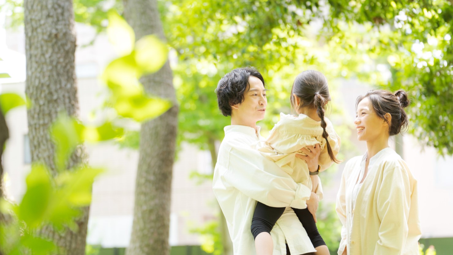 公園に出かける親子