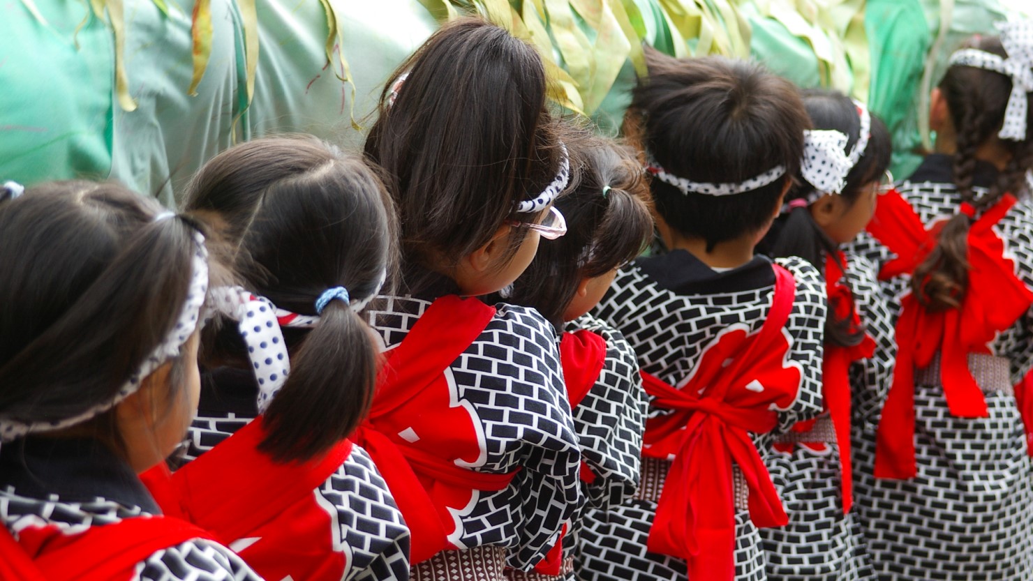 神輿を担ぐ子ども