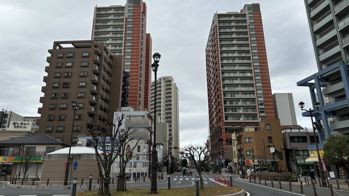 与野駅西口のロータリーとタワーマンション