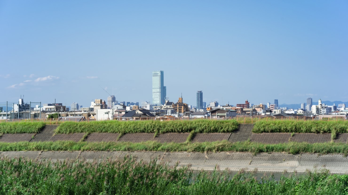 大和川堤防から大阪都心方面を望む