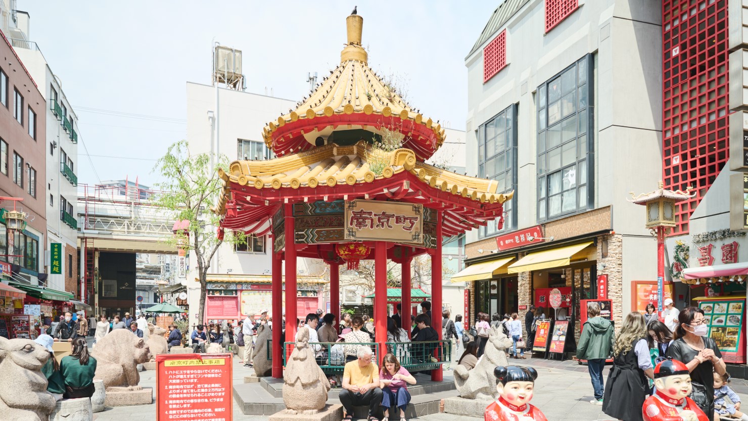 南京町の中央にある東屋は、南京町を代表するスポットで集合場所に使ったり、テイクアウトしたフードを食べる休憩場にもなっている
