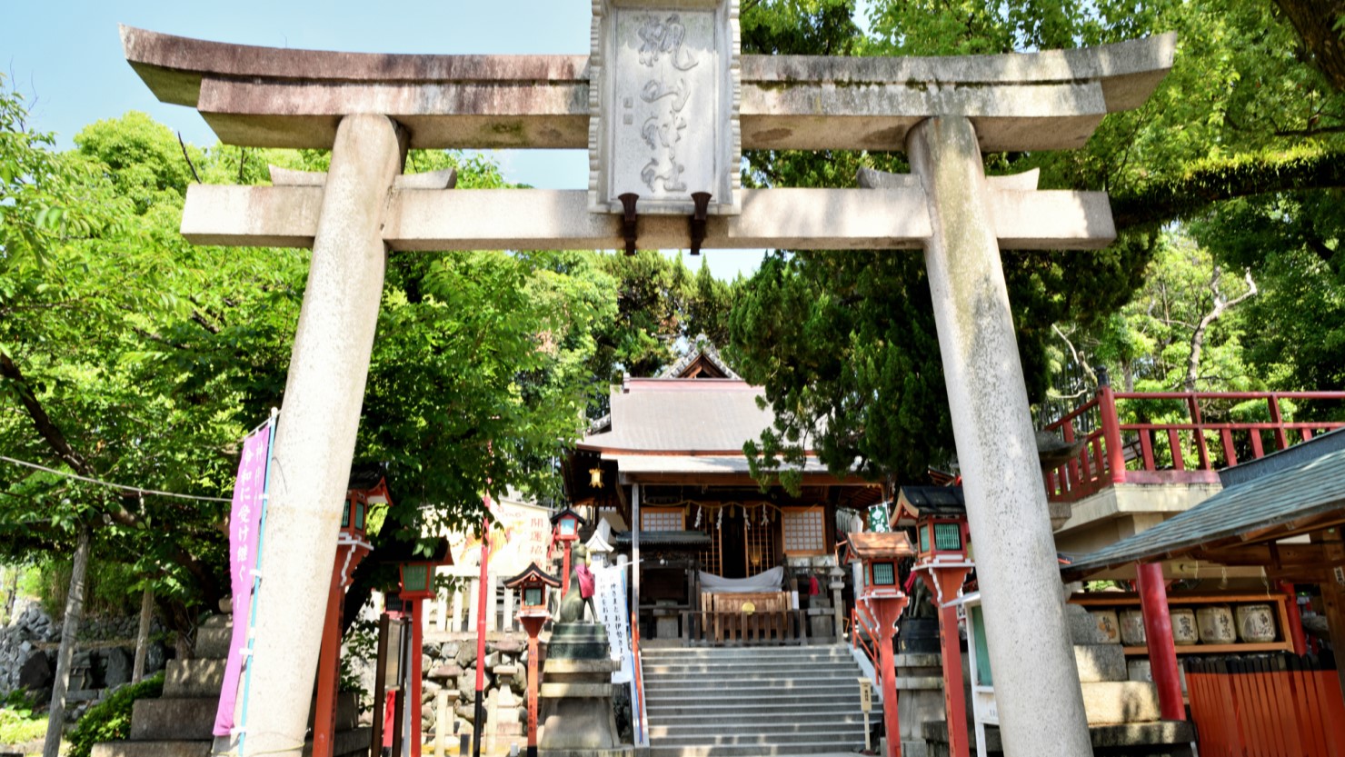 古墳を背に古くから親しまれてきた瓢箪山稲荷神社。日本三大稲荷の一つという説もある
