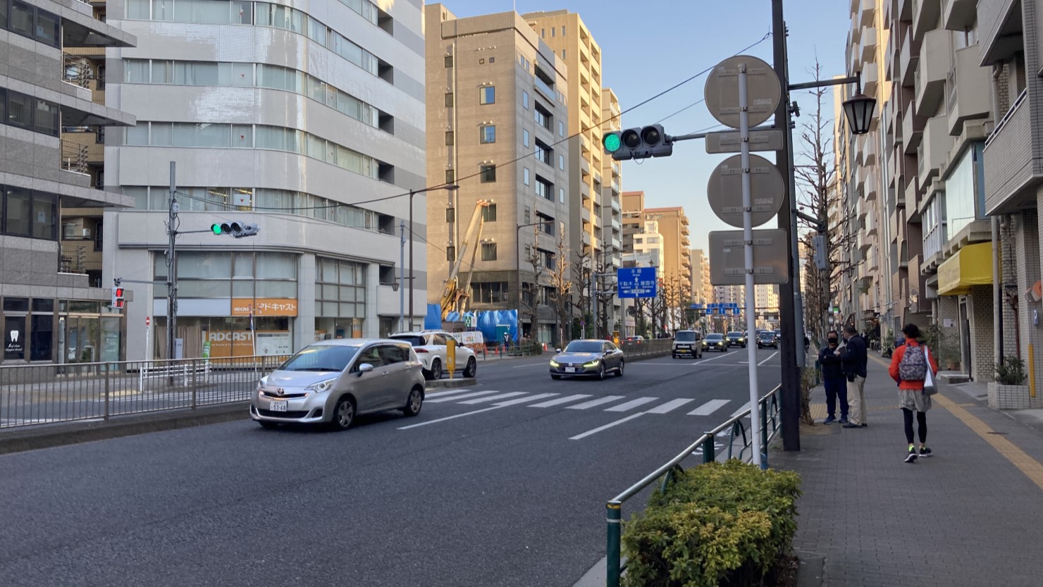 交通量の多い都道455号線を歩く