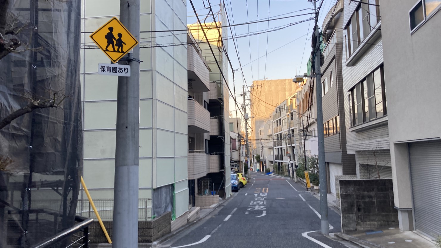 低層のビルやアパートなどが目立つエリアに