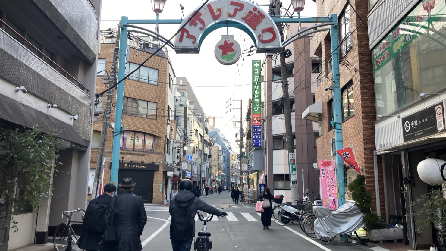 JR駒込駅東口を出たらすぐ始まる「アザレア通り」