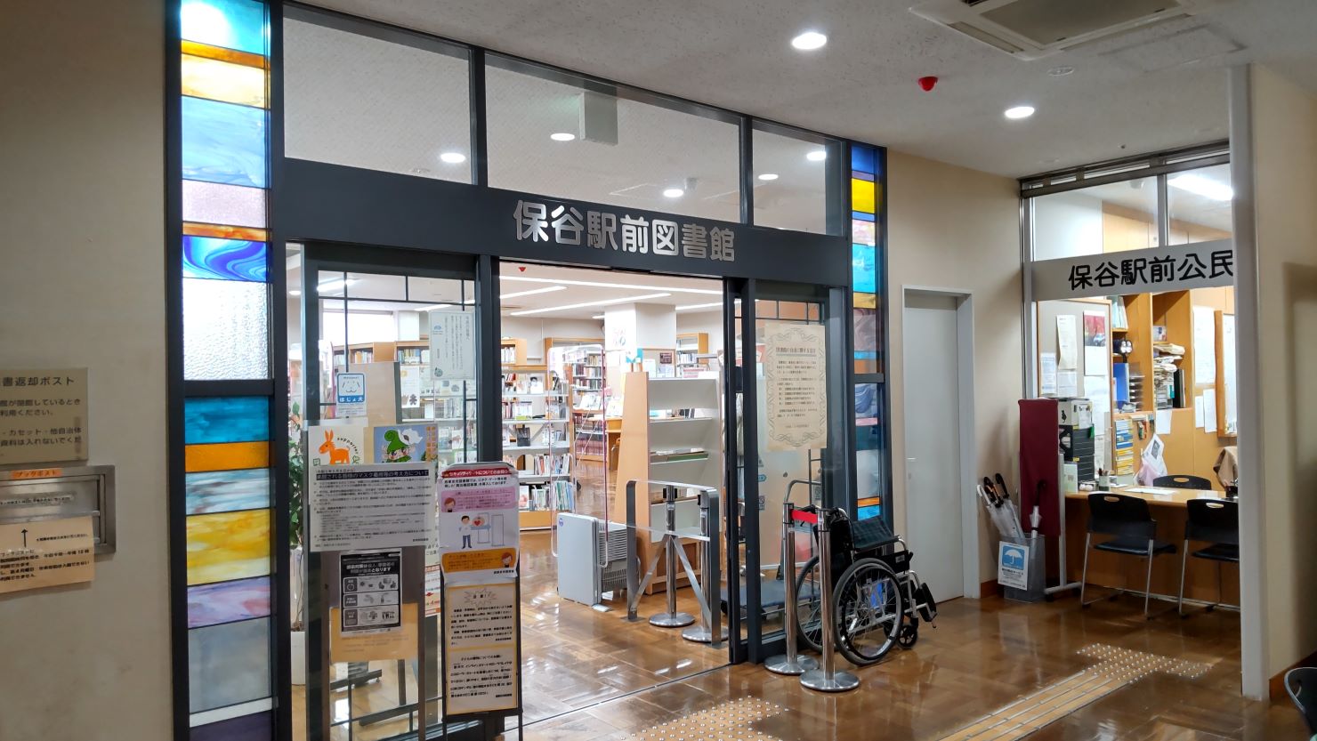 保谷駅南口側の「SUTEA（ステア）」内にある「保谷駅前図書館」　© 読書太郎