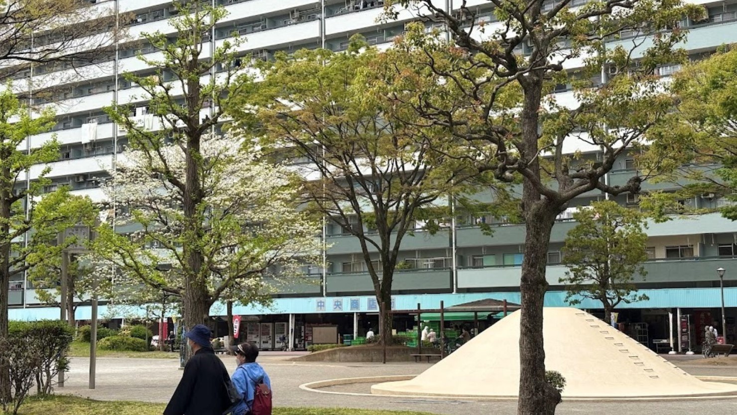 高島平団地商店街とプリン山公園