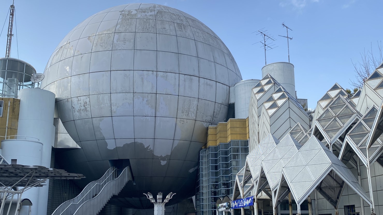 湘南台文化センターのモニュメント