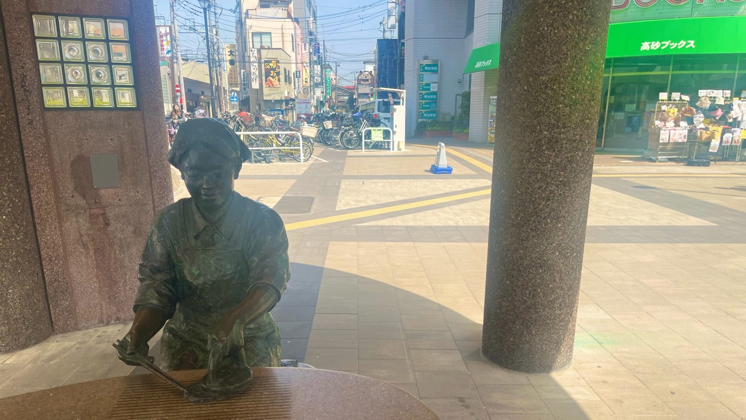 草加駅東口 おせんさんの像