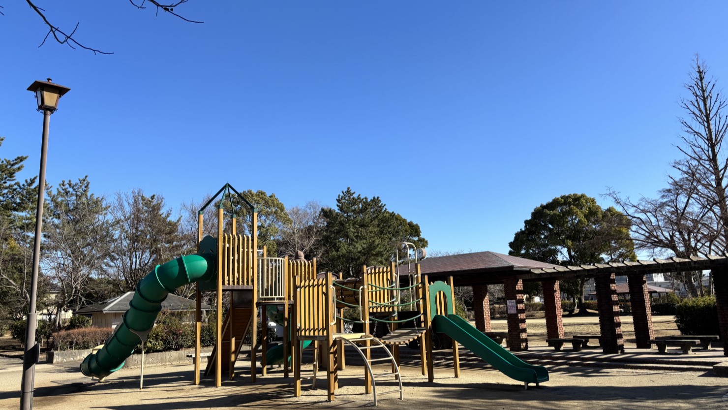 柴崎台中央公園のアスレチック風木製遊具