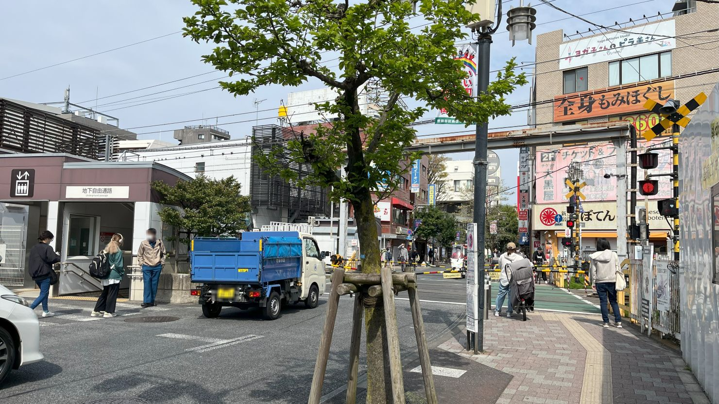 駅に隣接する踏切と地下自由通路