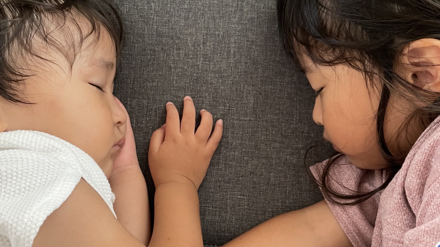 守谷市の自宅でお昼寝する子ども達