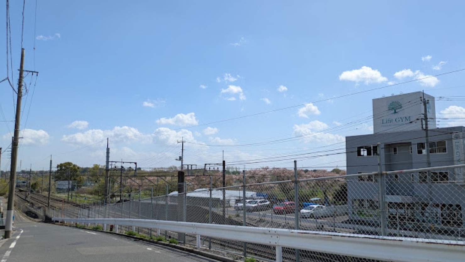 東浦和駅前から続くJR武蔵野線の線路（至東川口駅方面）