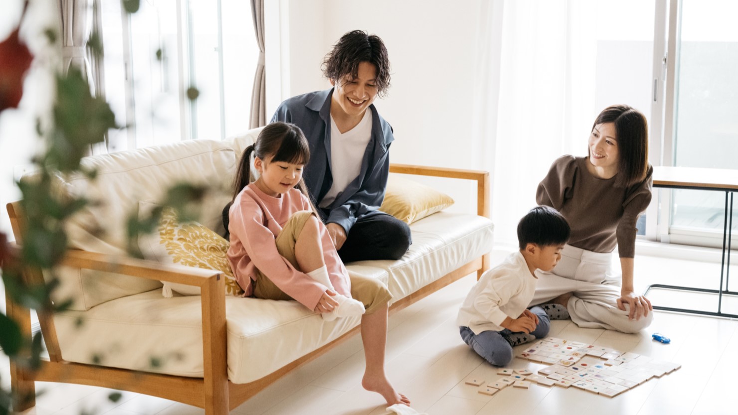 リビングで遊ぶ家族のイメージ
