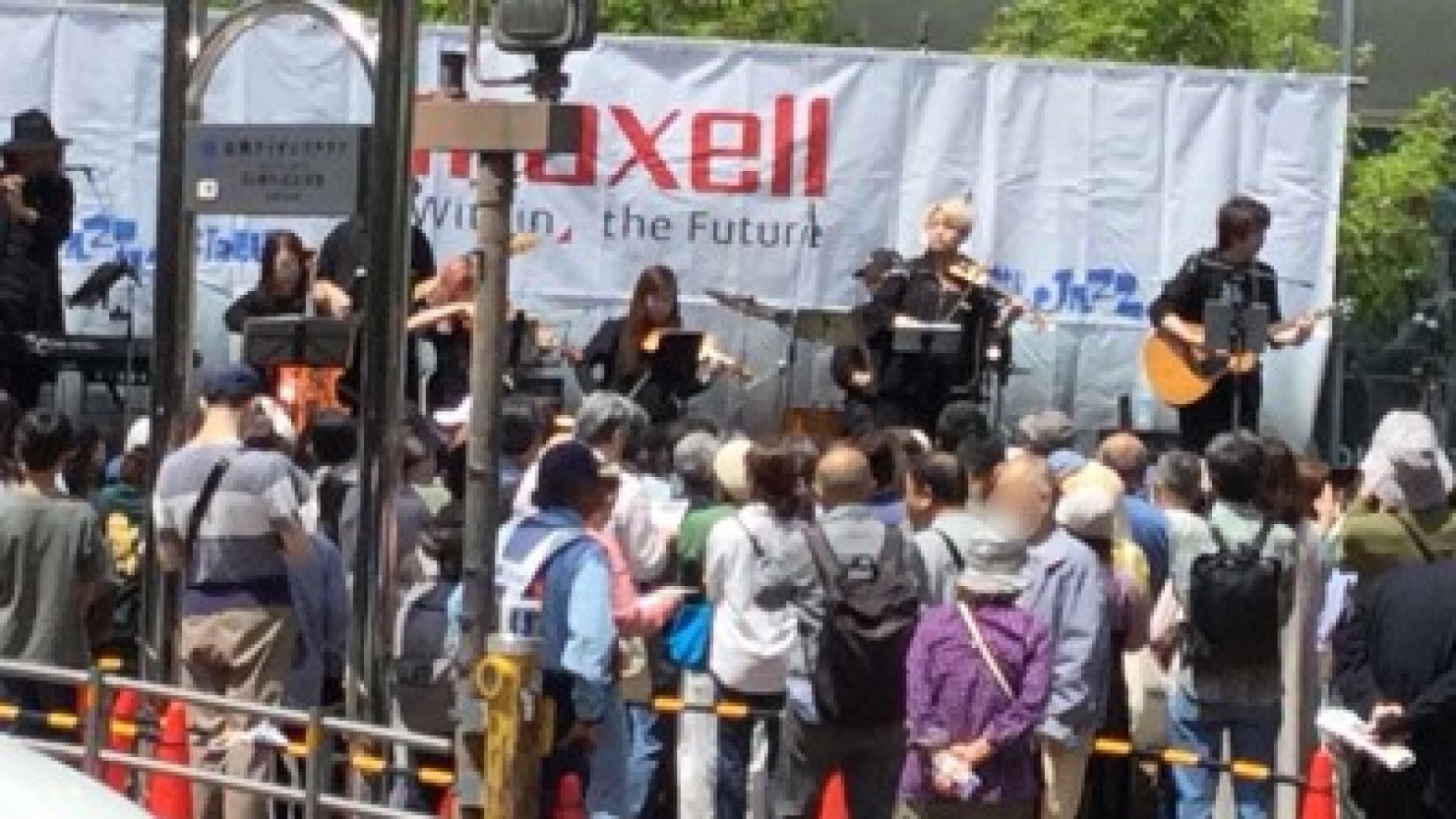 乗降客も思わず足を止める阪急駅前ステージでの様子