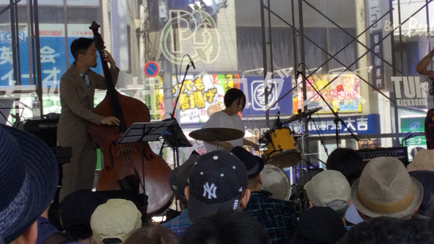 鈴なりの人でにぎわう阪急高架下特設ステージ