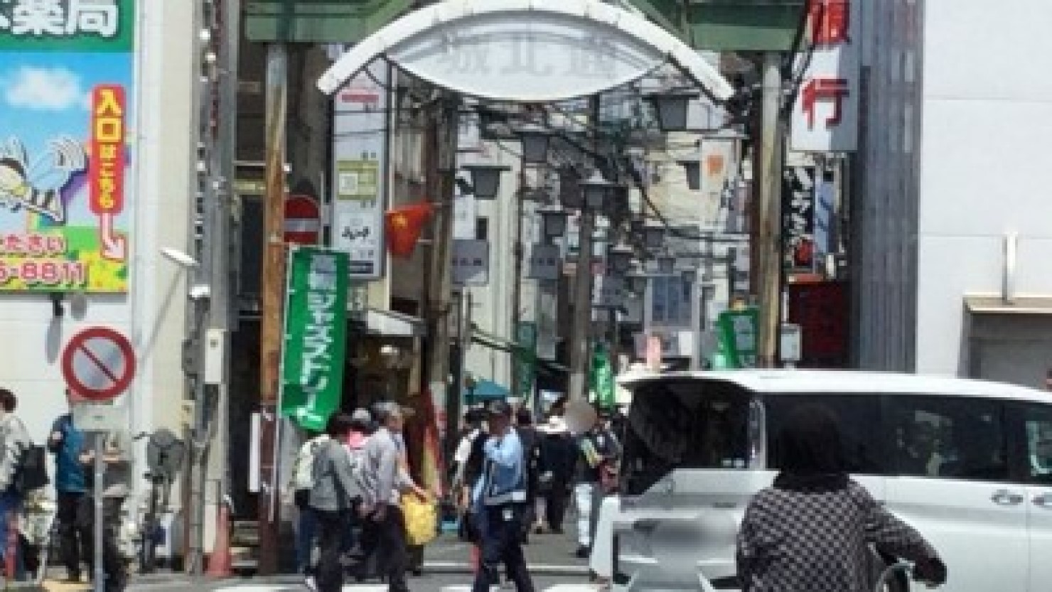 商店街を埋め尽くすグリーンののぼり