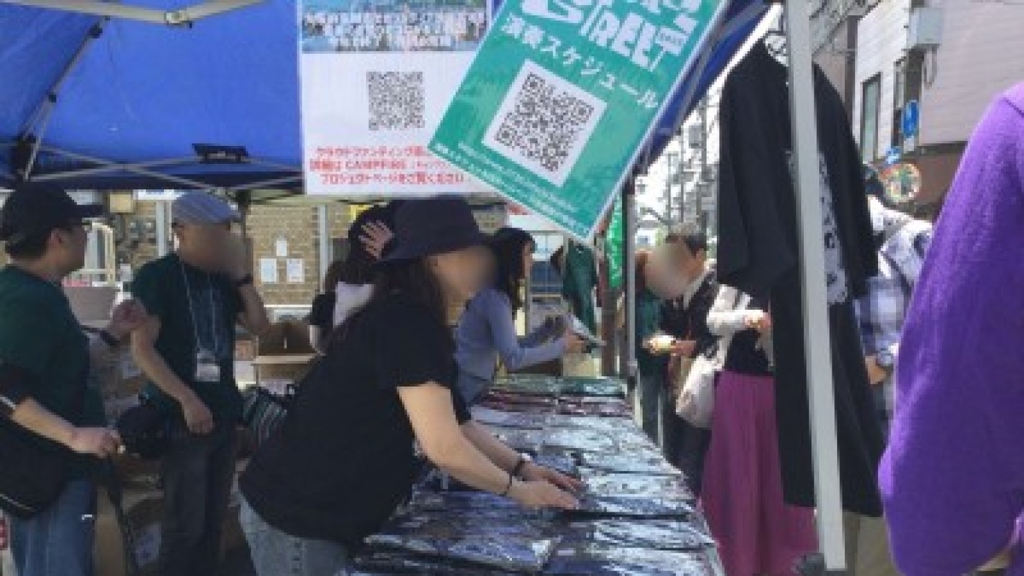 商店街ではボランティアスタッフによるTシャツの販売も