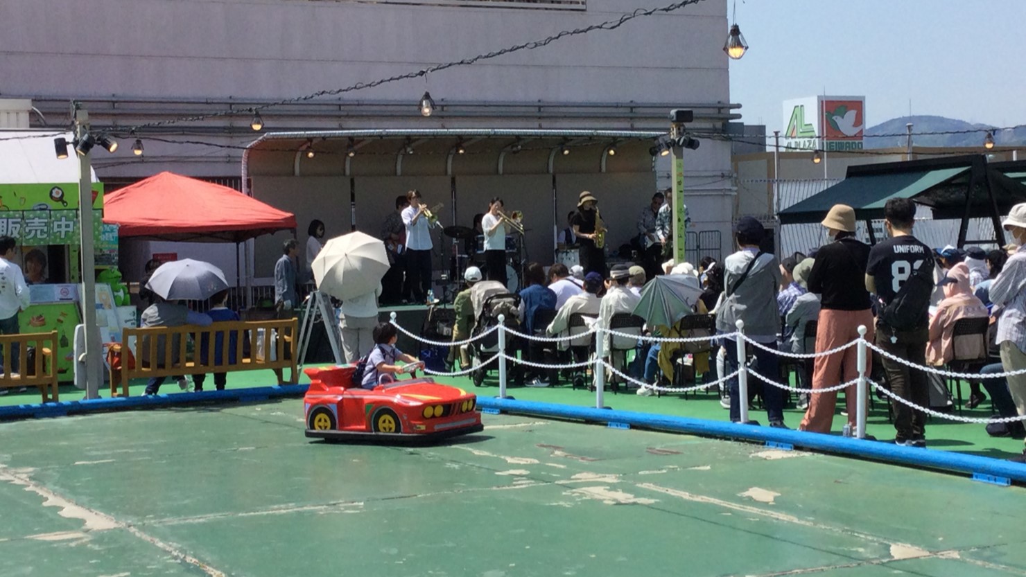 デパート屋上ステージ横では、子どもたちが楽しめる懐かしい乗り物も