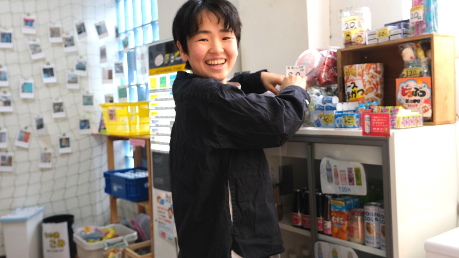 店内の駄菓子の補充をする長谷川さん。番台の大川さんをさりげなくフォローしながら、店長やお客さんと楽しそうにゆっくりと時間を過ごしている様子が印象的でした